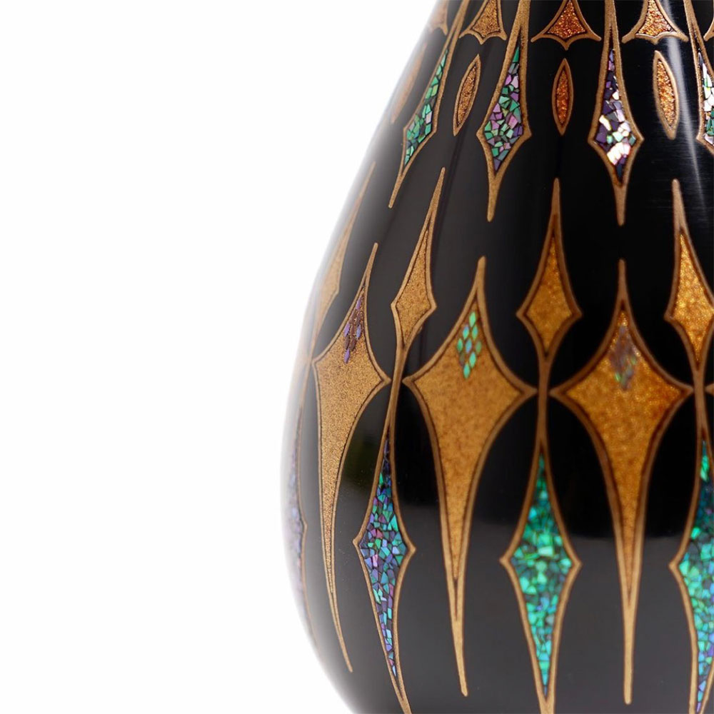 日本伝統工芸士会作品展にて異業種交流賞を受賞した光華紋蒔絵香水瓶