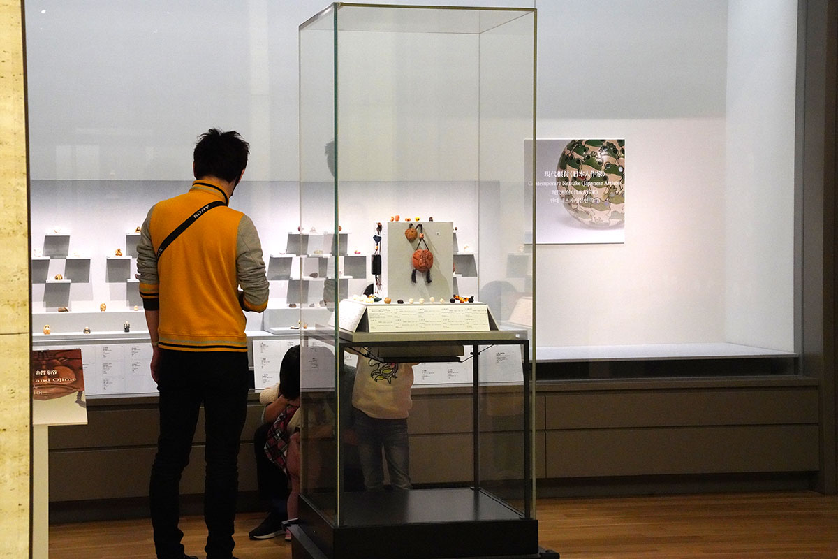 高円宮殿下二十年式年祭記念 根付　高円宮コレクションの展示風景