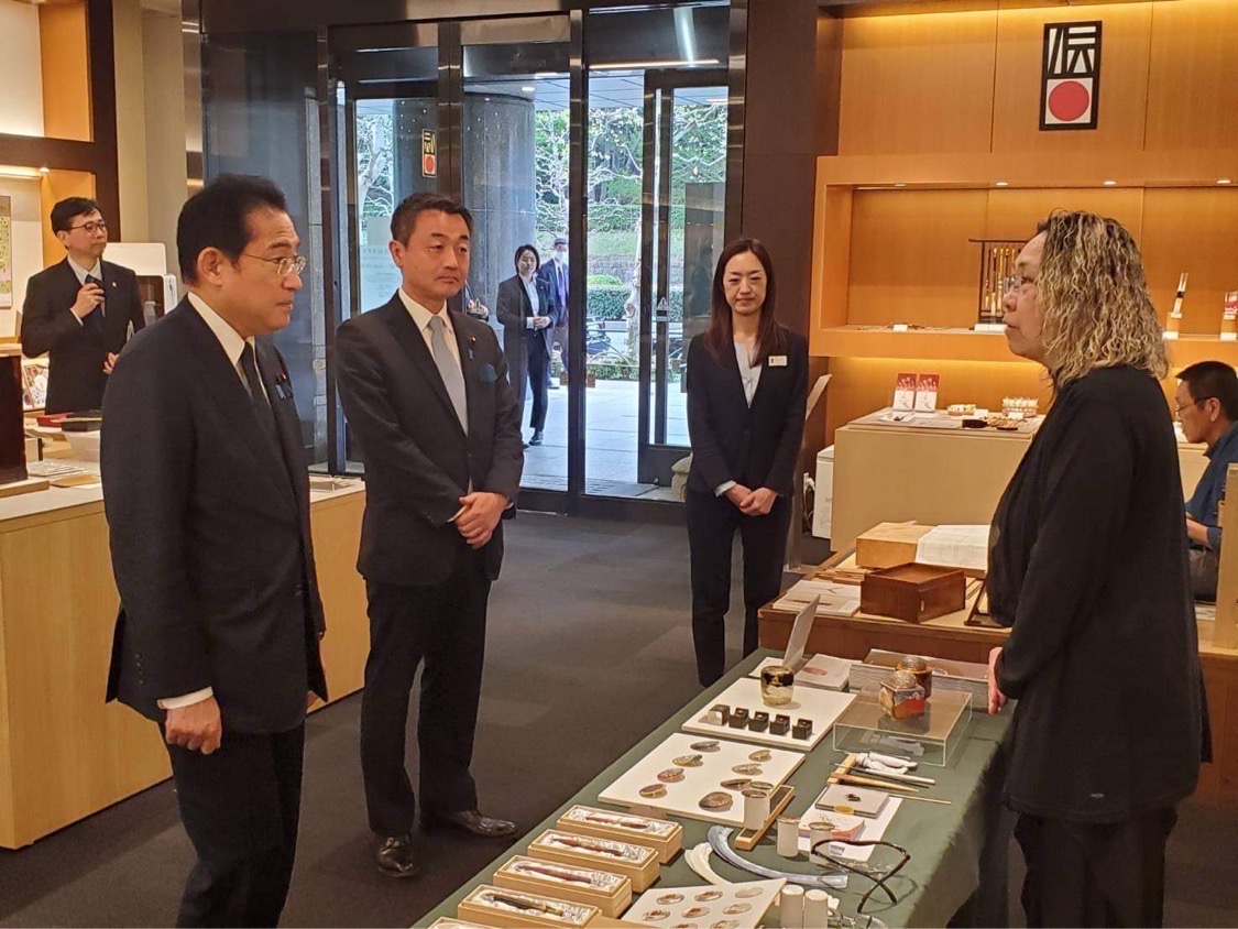 岸田文雄内閣総理大臣に伝統工芸の蒔絵の説明や実演を行なっている様子